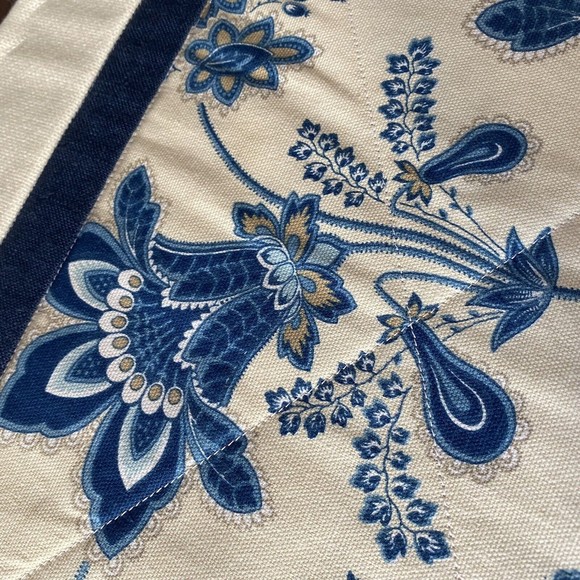 4 Two Sided Placemats Table Linens Beige Blue Floral Flowers Winter - Picture 3 of 6